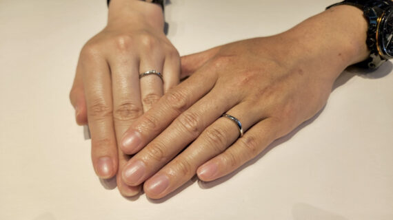NIWAKAの結婚指輪をつけたカップル