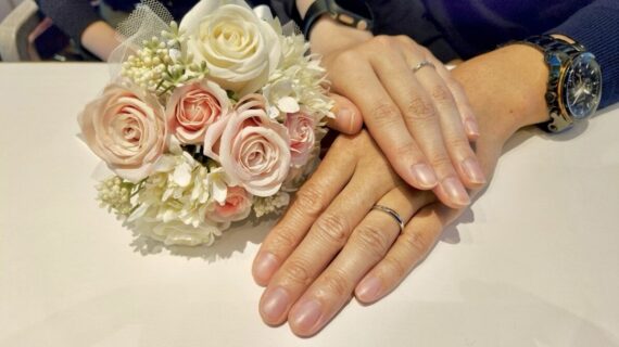NIWAKAの結婚指輪をつけたカップル