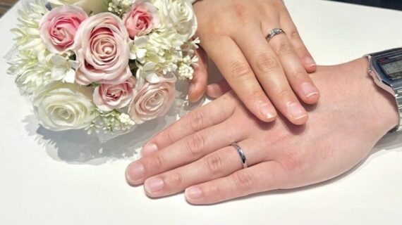 ルシエの婚約指輪と結婚指輪をつけたカップル