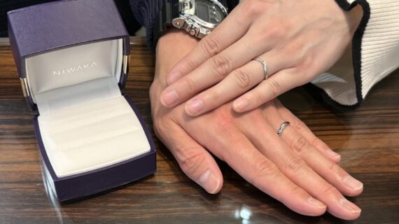 NIWAKAの結婚指輪をつけているカップル