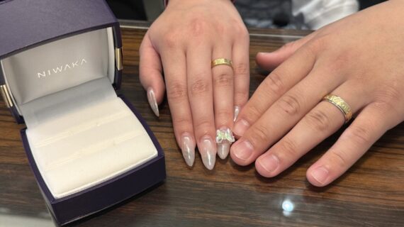 NIWAKAの結婚指輪をつけているカップル