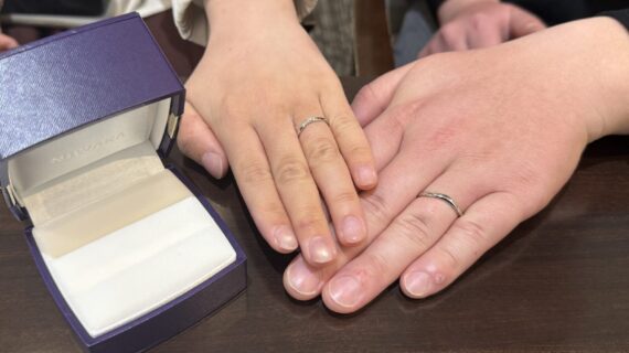 NIWAKAの結婚指輪をつけているカップル