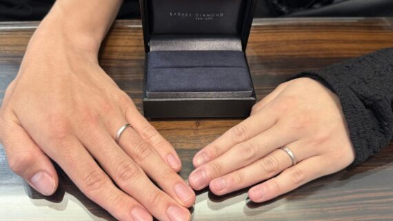 ラザールダイヤモンドの結婚指輪をつけているカップル