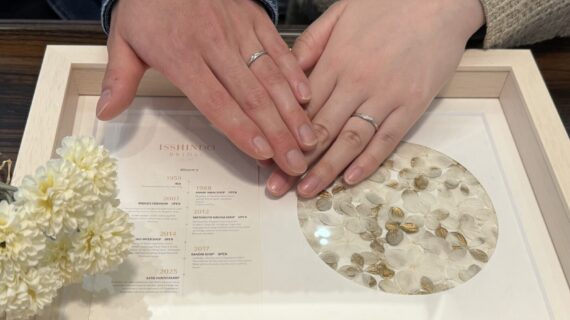 ノクルの結婚指輪をつけているカップル