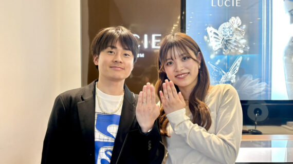 ルシエの婚約指輪と結婚指輪を着けたカップル