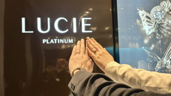 ルシエの婚約指輪と結婚指輪を着けたカップル