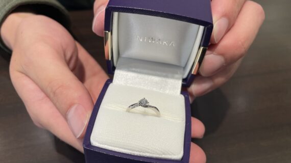 NIWAKA（ニワカ）の婚約指輪を持っている男性の写真