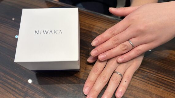 NIWAKAの指輪をつけたカップル