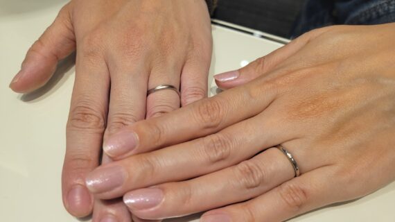 ルシエの結婚指輪を着けたカップルの手元