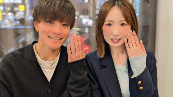 ラザール・ダイヤモンドの結婚指輪をはめたカップル