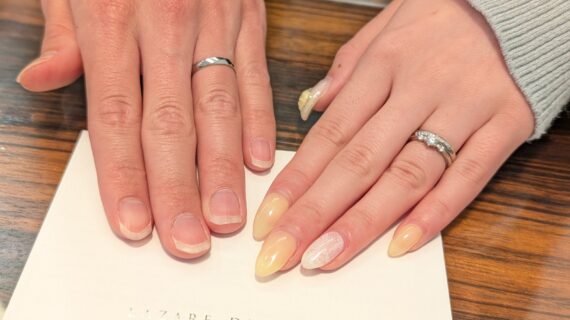 ラザール・ダイヤモンドの結婚指輪をつけたカップル