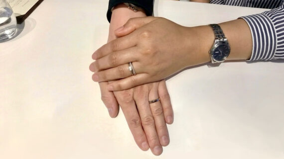NIWAKAの婚約指輪と結婚指輪をつけたカップル