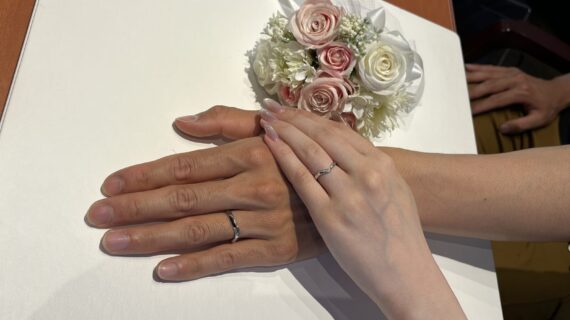 NIWAKAの結婚指輪をつけたカップル