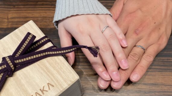 NIWAKAの結婚指輪を着用したカップルの手元