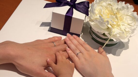 NIWAKAの結婚指輪をつけたカップル