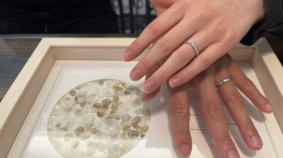 俄の結婚指輪を着けたカップル