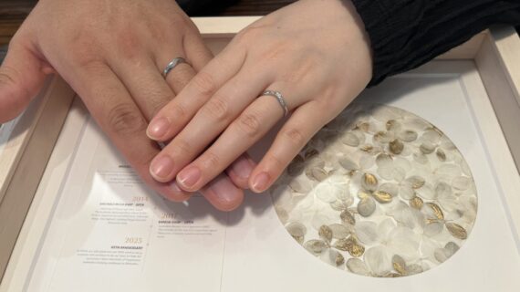 NIWAKAの結婚指輪をつけたカップル