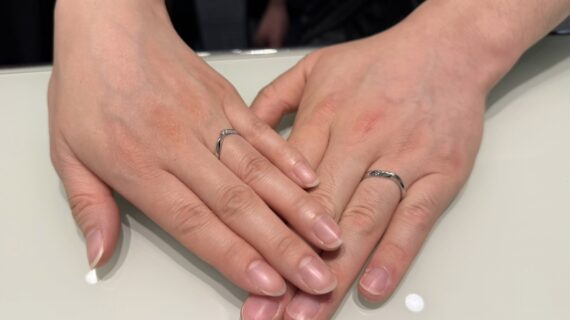 NIWAKA（ニワカ）の結婚指輪を着けたカップルの手元
