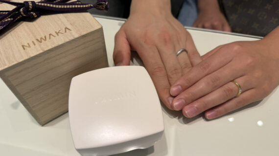 ニワカの結婚指輪を着けたカップルの手元
