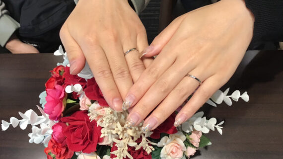 NIWAKA(ニワカ)の結婚指輪を着けたカップル