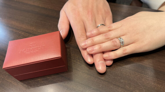 モニッケンダムの婚約指輪と結婚指輪を着けたカップル