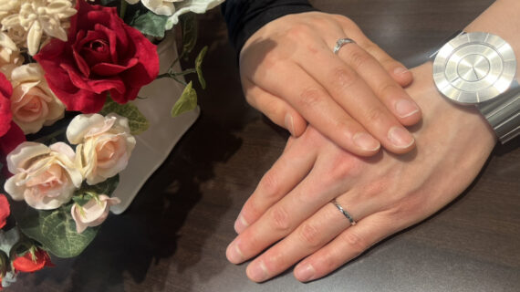 NIWAKA(ニワカ)の婚約指輪と結婚指輪を着けたカップル