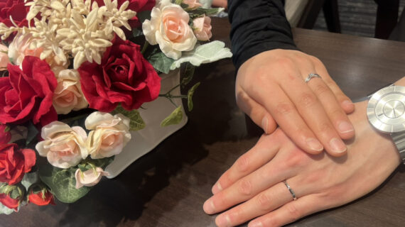 NIWAKA(ニワカ)の婚約指輪と結婚指輪を着けたカップル