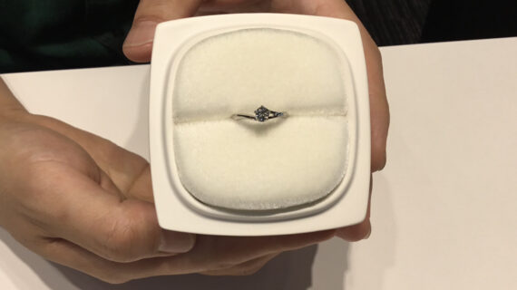 NIWAKA(ニワカ)の婚約指輪のケースを持つ男性