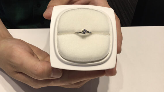 NIWAKA(ニワカ)の婚約指輪のケースを持つ男性