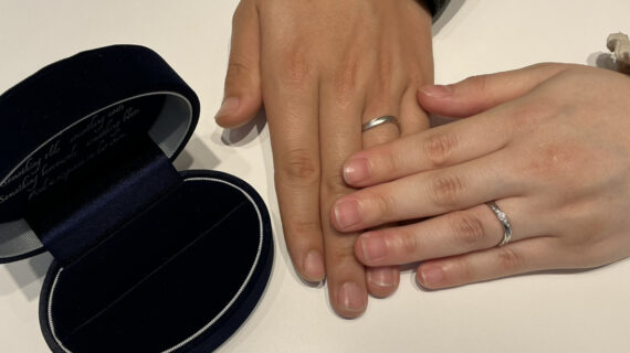 サムシングブルーの結婚指輪を着けたカップル