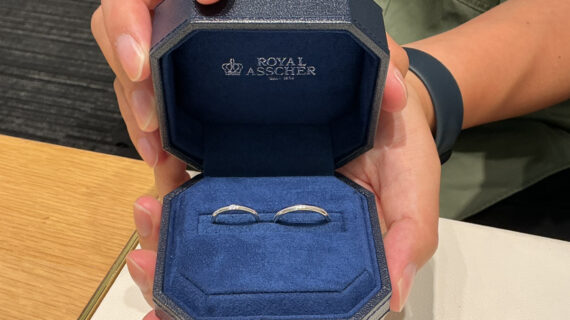 ロイヤル・アッシャーの結婚指輪のケースを持つ男性