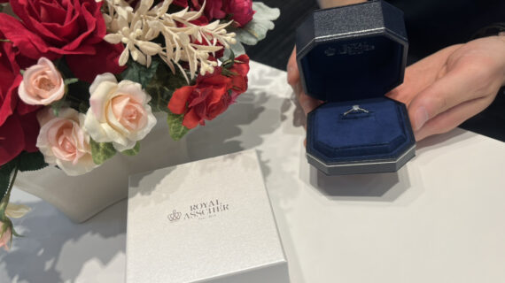 ロイヤル・アッシャーの婚約指輪のケースを持つ男性