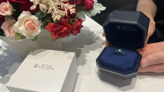 ロイヤル・アッシャーの婚約指輪のケースを持つ男性
