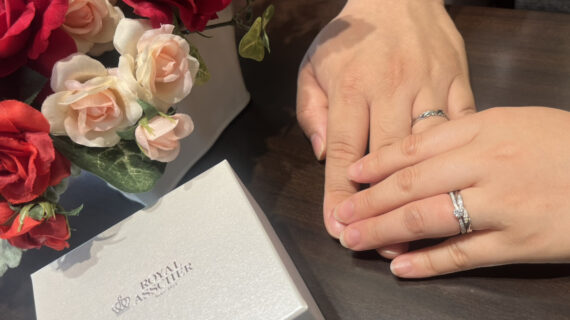 ロイヤル・アッシャーの婚約指輪と結婚指輪をつけたカップル