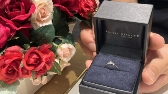 ラザールダイヤモンドの婚約指輪のケースを持つ男性