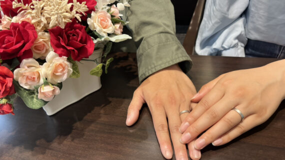 ロイヤルアッシャーの結婚指輪を着けたカップル