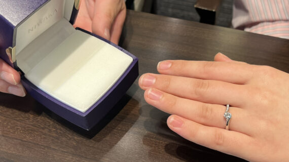 NIWAKA(ニワカ)の婚約指輪を着けた女性