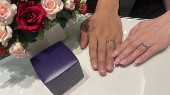 NIWAKA(ニワカ)の婚約指輪と結婚指輪を着けたカップル