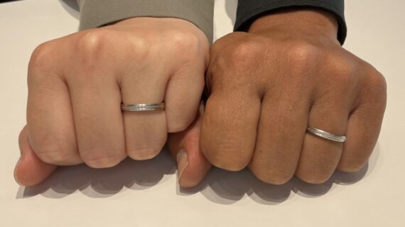 ルシエの結婚指輪「コリーヌ」を着けた男女の握りこぶし