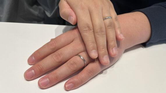 ディズニーシンデレラの結婚指輪を着けた男女の手元