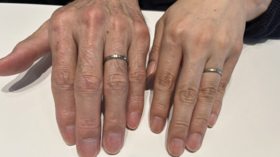 NIWAKA(ニワカ)の結婚指輪を着けた男女の手元