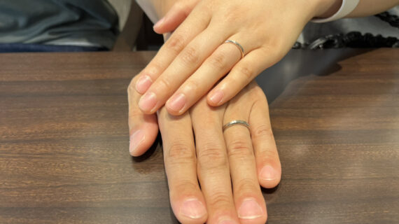N.Y.NIWAKAの結婚指輪を着けた男女の手元