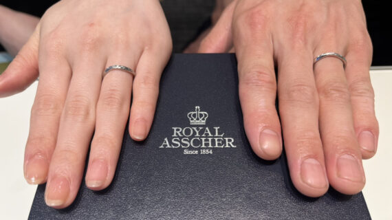ロイヤル・アッシャーの結婚指輪を着けた男女の手元
