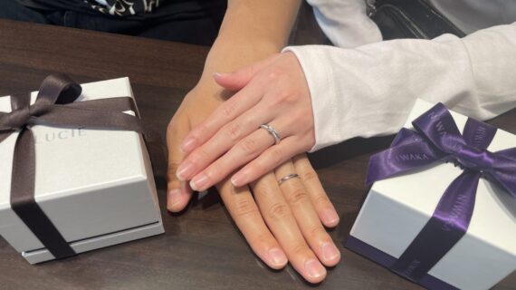 ニワカとルシエの結婚指輪をつけているカップルの写真