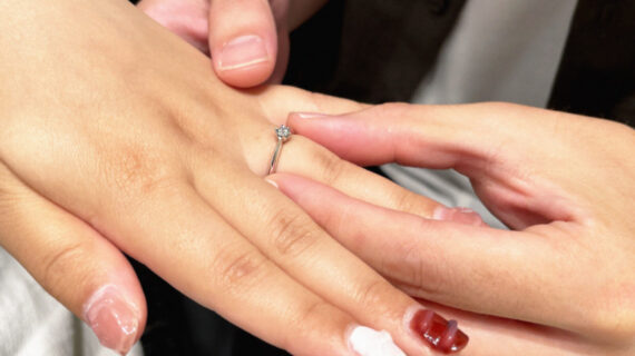 ラザールダイヤモンドの婚約指輪を付けているカップルの写真
