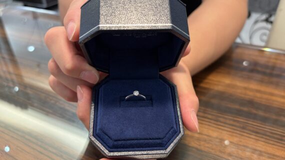ロイヤル・アッシャーの婚約指輪を持った男性