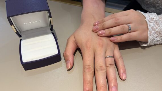 NIWAKAの婚約指輪と結婚指輪をつけたカップル