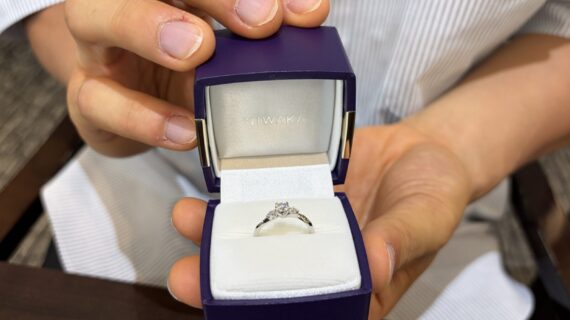 NIWAKAの婚約指輪を持った男性