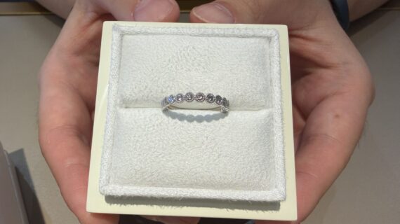 ルシエの婚約指輪を持った男性
