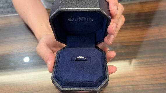 ロイヤル・アッシャーの婚約指輪を持った男性